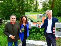 Claus-Peter Hutter, Präsident von NLI, Verónica Sapena-Mas von Porsche und OB Jürgen Kesing eröffnen den QR-Pfaf in Metterzimmern